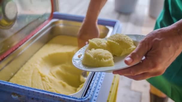 Langzame Beweging Van Een Man Die Maïs Polenta Serveert Een — Stockvideo