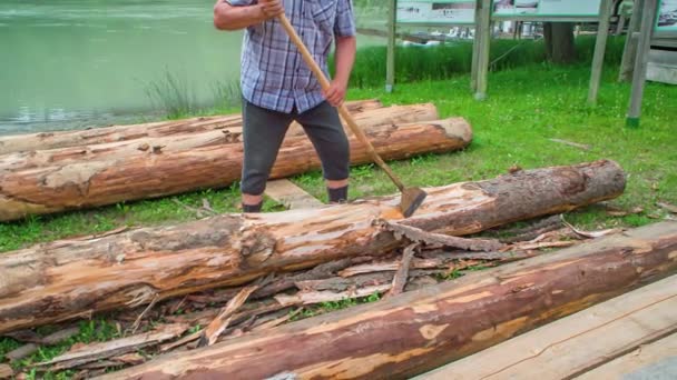 Filmagem Câmera Lenta Tradicional Cinzeiro Madeira Raftman Lado Rio Drava — Vídeo de Stock