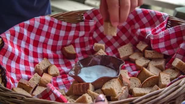 Närbild Hand Bit Bröd Från Korg Och Doppar Salt — Stockvideo