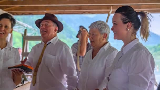 Músicos Cantan Para Los Turistas Drava Riverboat Muta Eslovenia Slow — Vídeos de Stock