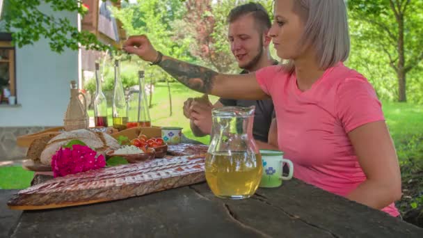 Словенці Їдять Смачний Сніданок Фіксова Камера — стокове відео