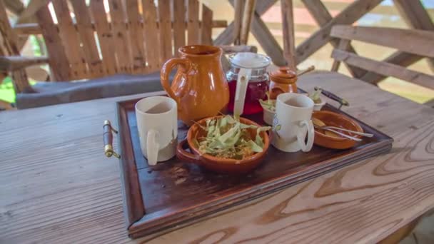 Frühstückstablett Mit Tee Und Tassen Auf Holztisch Frühstückskonzept Für Den — Stockvideo