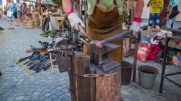 Arco Lento Torno Ferreiro Martelando Ferro Quente Vermelho Feira Medieval — Vídeo de Stock