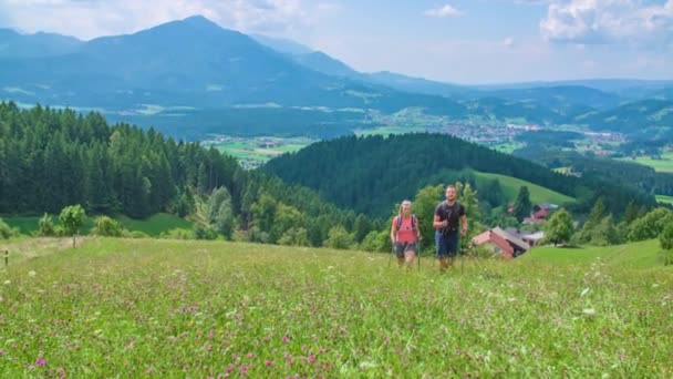 Fotografía Cámara Lenta Dos Excursionistas Caminando Cuesta Arriba Apuntando Lugar — Vídeos de Stock