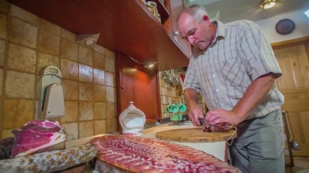 Viejo Rebanada Salami Plato Carne Con Cuchillo Cocina Tabla Cortar — Vídeos de Stock