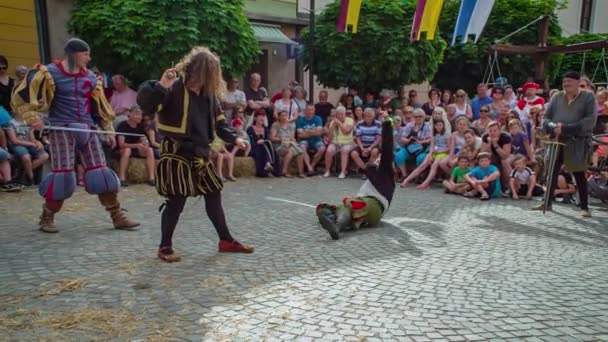 Straßenkünstler Täuscht Tod Nachstellung Mittelalterlicher Schwertkampfshow Vor — Stockvideo