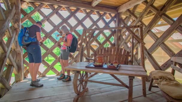 Pareja Explorando Porche Rústico Madera Las Vistas Circundantes Los Campos — Vídeo de stock