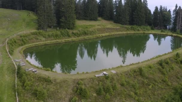 Pequena Lagoa Topo Montanha Com Espreguiçadeiras Kope Eslovénia Partida Aérea — Vídeo de Stock