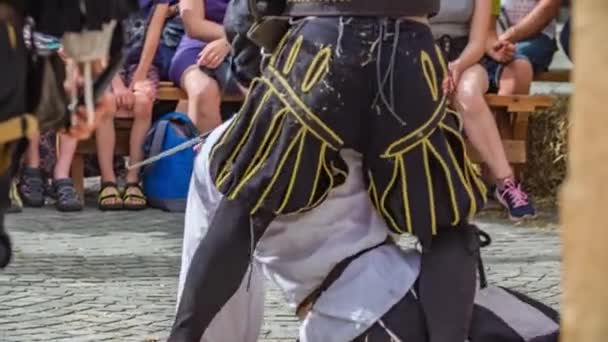 Homem Ator Corta Garganta Competidor Desempenho Luta Espadas Medieval — Vídeo de Stock