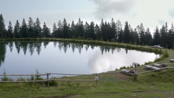 Inclinación Aérea Hacia Abajo Tiro Lago Maravilloso Estación Esquí Kope — Vídeos de Stock