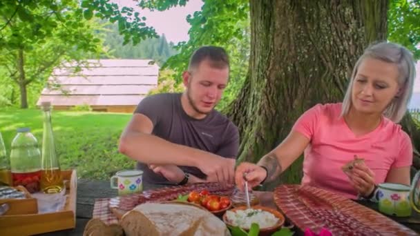 Frauen Nehmen Hüttenkäse Natürliche Traditionelle Lebensmittel Auf Dem Biobauernhof Lesnik — Stockvideo