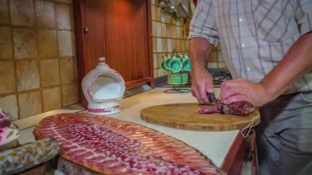 Ein Mann Schneidet Dünne Scheiben Salami Sie Auf Ein Geschmackvolles — Stockvideo