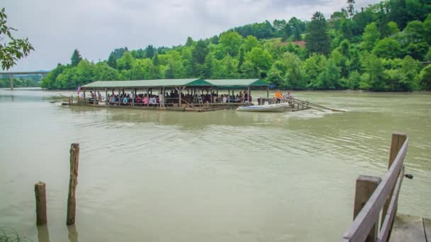 Büyük Ahşap Bir Feribot Nehir Boyunca Insanlarla Birlikte Yüzer Yaz — Stok video