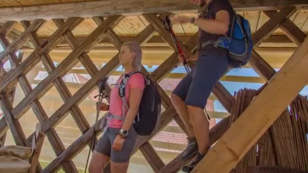 Slovenya Daki Lesnik Turist Çiftliğinde Hödüklenmeye Hazır Genç Çift — Stok video
