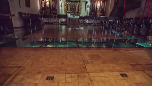 Avslöja Bilden Liten Gammal Kyrka Vackra Prydnader Vägg Och Tak — Stockvideo