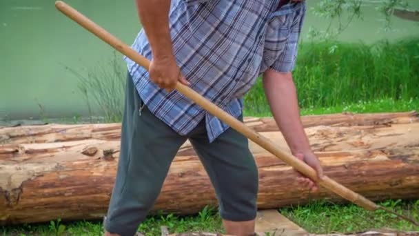 Powolny Ruch Wykwalifikowanego Raftman Drewna Rzeźbienie Podczas Imprezy Rafting Drewna — Wideo stockowe