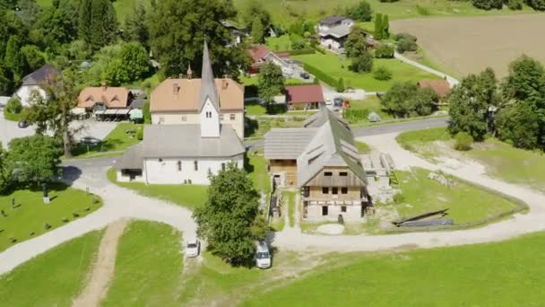 Disparo Dron Una Pequeña Iglesia Una Casa Madera Koroska Día — Vídeo de stock