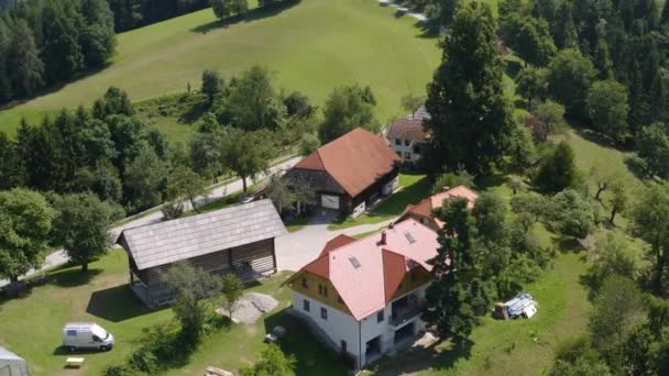 Повітряна Сковорідка Обстрілювала Невеликий Комплекс Віддалених Ферм Гірській Місцевості Словенії — стокове відео