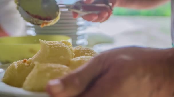 Fechar Mãos Deixando Cair Sementes Abóbora Torradas Salada Batatas — Vídeo de Stock