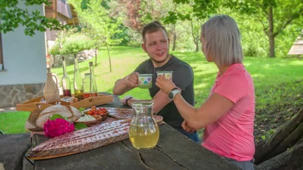 慢动作迷人的高加索夫妇 带着杯子野餐祝酒 静态中镜头 — 图库视频影像