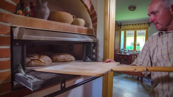 Старий Пекар Який Бере Свіжий Смачний Хліб Старомодної Печі Середній — стокове відео