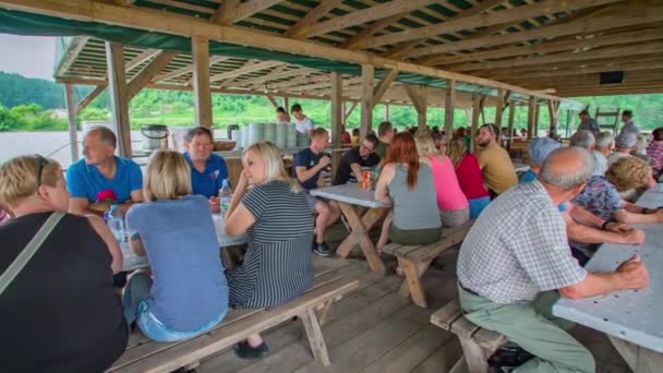 Panorámica Restaurante Aire Libre Lleno Gente Vista Embarcadero Montaña Gente — Vídeo de stock