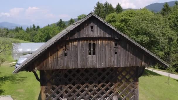 Güneşli Bir Günde Slovenya Nın Uzak Tepesindeki Küçük Bir Çiftlik — Stok video