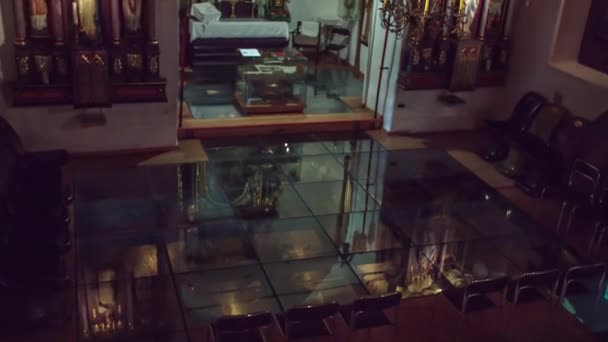 Bellissima Architettura All Interno Una Vecchia Chiesa Pavimento Vetro Con — Video Stock