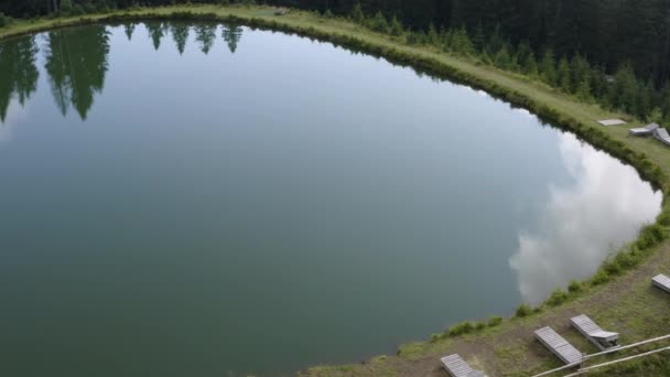 Panela Círculo Aéreo Tiro Lago Reflexão Kope Estância Esqui Eslovénia — Vídeo de Stock