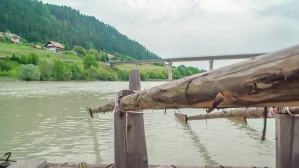 Ein Mann Schnappt Sich Holzruder Auf Einem Holzfloßsteg Der Drau — Stockvideo