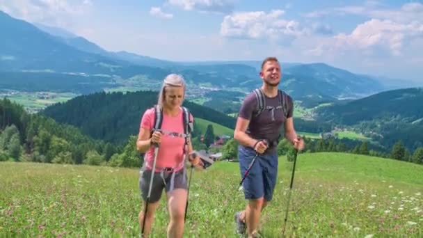 Couple Randonnée Pédestre Travers Des Prairies Luxuriantes Avec Cadre Magnifique — Video