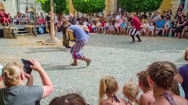 Espada Histórica Lucha Demostración Mercado Medieval Lugar Público Cámara Lenta — Vídeos de Stock