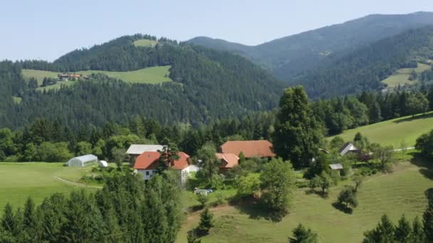 Letecký Nízkoúhlý Snímek Vzdálené Farmářské Vesnice Vrcholu Hornaté Oblasti Obklopené — Stock video