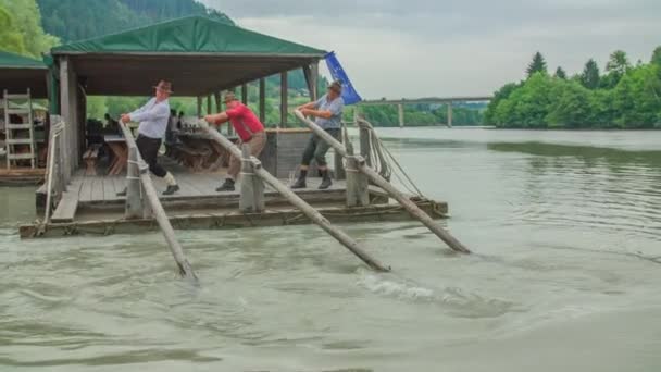 Tres Hombres Remando Gran Balsa Madera Río Muta Eslovenia — Vídeo de stock