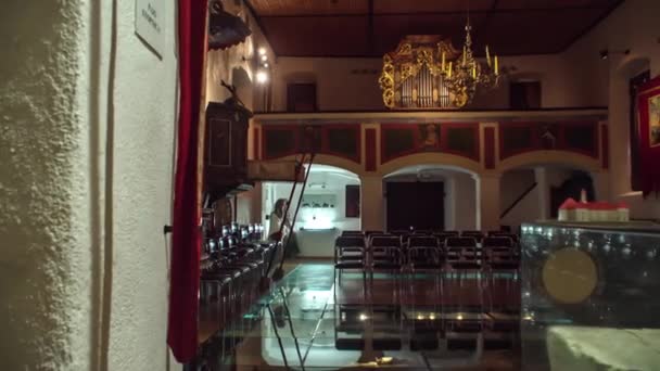 Dolly Lado Sala Oración Iglesia San Jorge Slovenj Gradec Eslovenia — Vídeo de stock