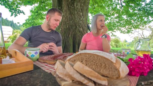 Casal Come Livre Casa Feita Comida Ecológica Dia Verão Fazenda — Vídeo de Stock