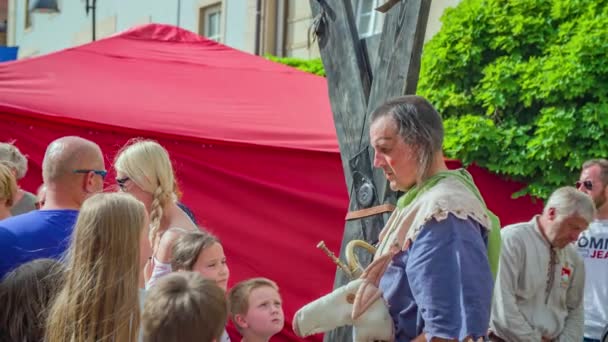 Renæssance Festival Performer Blæser Horn Taler Med Børn Slow Motion – Stock-video
