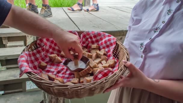 用酱汁蘸面包 用面包和酱汁把篮子包起来 — 图库视频影像