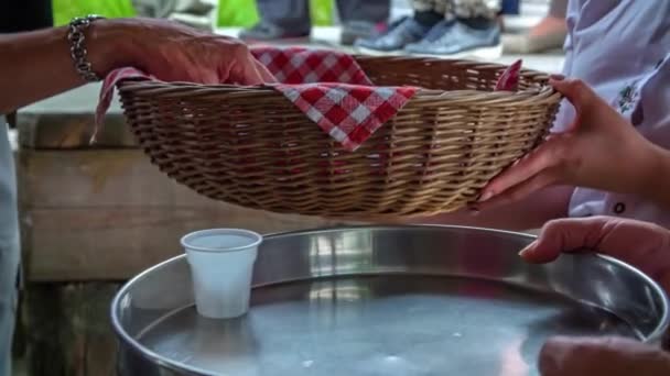 女性が提供するパンの一部を取るウィッカーバスケットに手を達する — ストック動画
