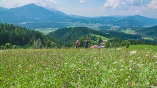 Paar Lopen Naar Beneden Floral Grassy Hill Stoppen Draaien Wildflower — Stockvideo