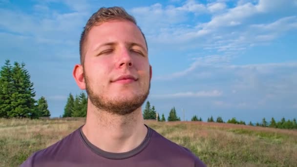 Nahaufnahme Eines Nachdenklichen Mannes Der Friedlich Nach Einer Bergwanderung Steht — Stockvideo