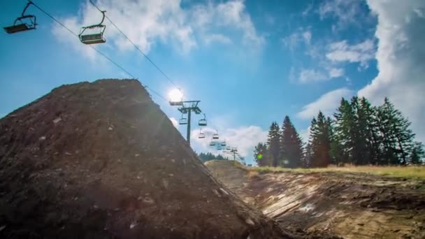 Panoramische Drie Fietsers Doen Luchtsprong Downhill Kope Slovenië Slowmo — Stockvideo