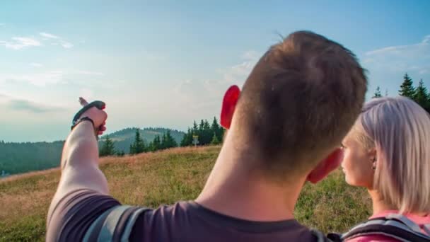 Primer Plano Dos Jóvenes Excursionistas Pie Cima Una Colina Disfrutando — Vídeos de Stock