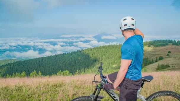 Hombre Una Mujer Montando Bicicletas Campo Con Árboles Pequeños Alrededor — Vídeos de Stock