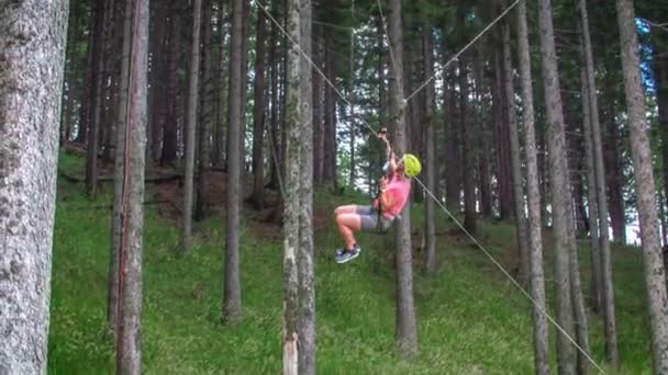 Eine Abenteuerlustige Frau Adrenalinpark Schwingt Auf Der Zip Line Während — Stockvideo