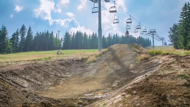 Videografen Schieten Beelden Van Mountainbiker Paardrijden Sprongen Downhill Track — Stockvideo