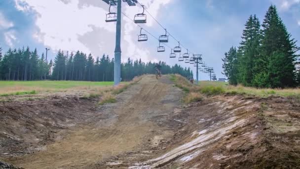 サイクリストはスロヴェニアのコペでアクロバティックなジャンプをし スローモを追跡する — ストック動画