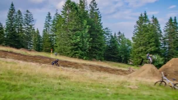 Due Ciclisti Panoramici Fanno Bike Air Jump Kope Slovenia Slow — Video Stock