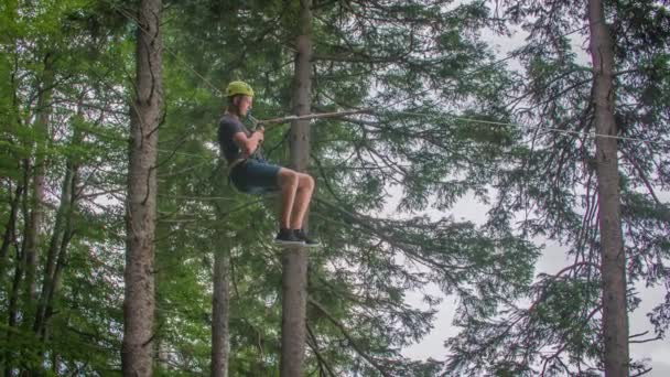 Een Jongeman Die Aan Ziplijn Hing Geklikt Werd Kope Slovenië — Stockvideo