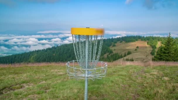 Frisbee Objetivo Golf Cesta Lanzado Por Frisbee Parque Natural Abierto — Vídeos de Stock